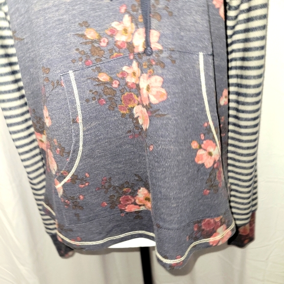 🦜🦜3/$25. Rewind M Long Sleeve hoodie - Picture 5 of 8